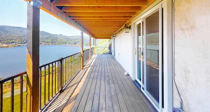Casa Bayview con una terraza con vista al famoso lugar de pesca Ghost Hole.