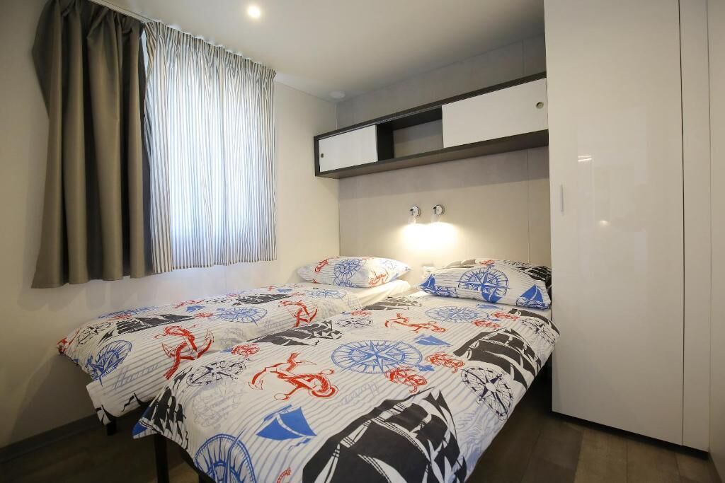 Premium Karavan, 2 Yatak Odası, Sigara İçilmez, Deniz Manzaralı | 2 yatak odası, masa, ses yalıtımı, ücretsiz kablosuz İnternet 