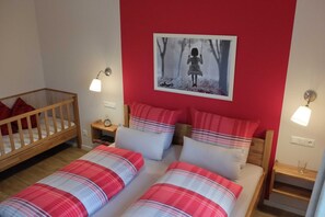 3 bedrooms, in-room safe, desk, travel cot