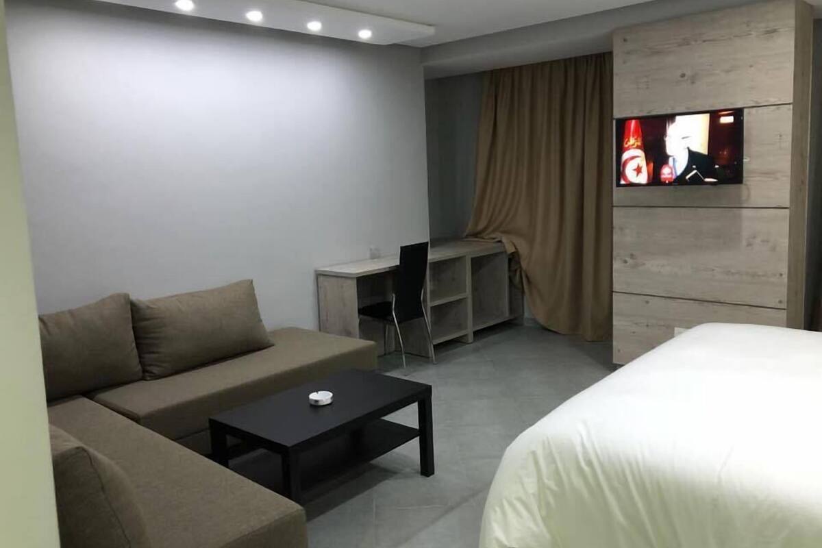 ห้องดีลักซ์ดับเบิลหรือทวิน, เตียงคิงไซส์ 1 เ ตียง | บริเวณนั่งเล่น | ทีวีจอแบน 32 นิ้ว พร้อมช่องดาวเทียม, ทีวี