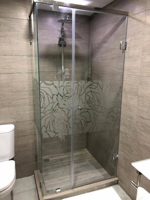 Shower, rainfall showerhead, free toiletries, hair dryer