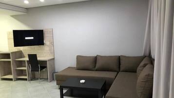 Deluxe-Doppel- oder -Zweibettzimmer, 1 King-Bett | Wohnbereich | 32-Zoll-Flachbildfernseher mit Satellitenempfang, Fernseher