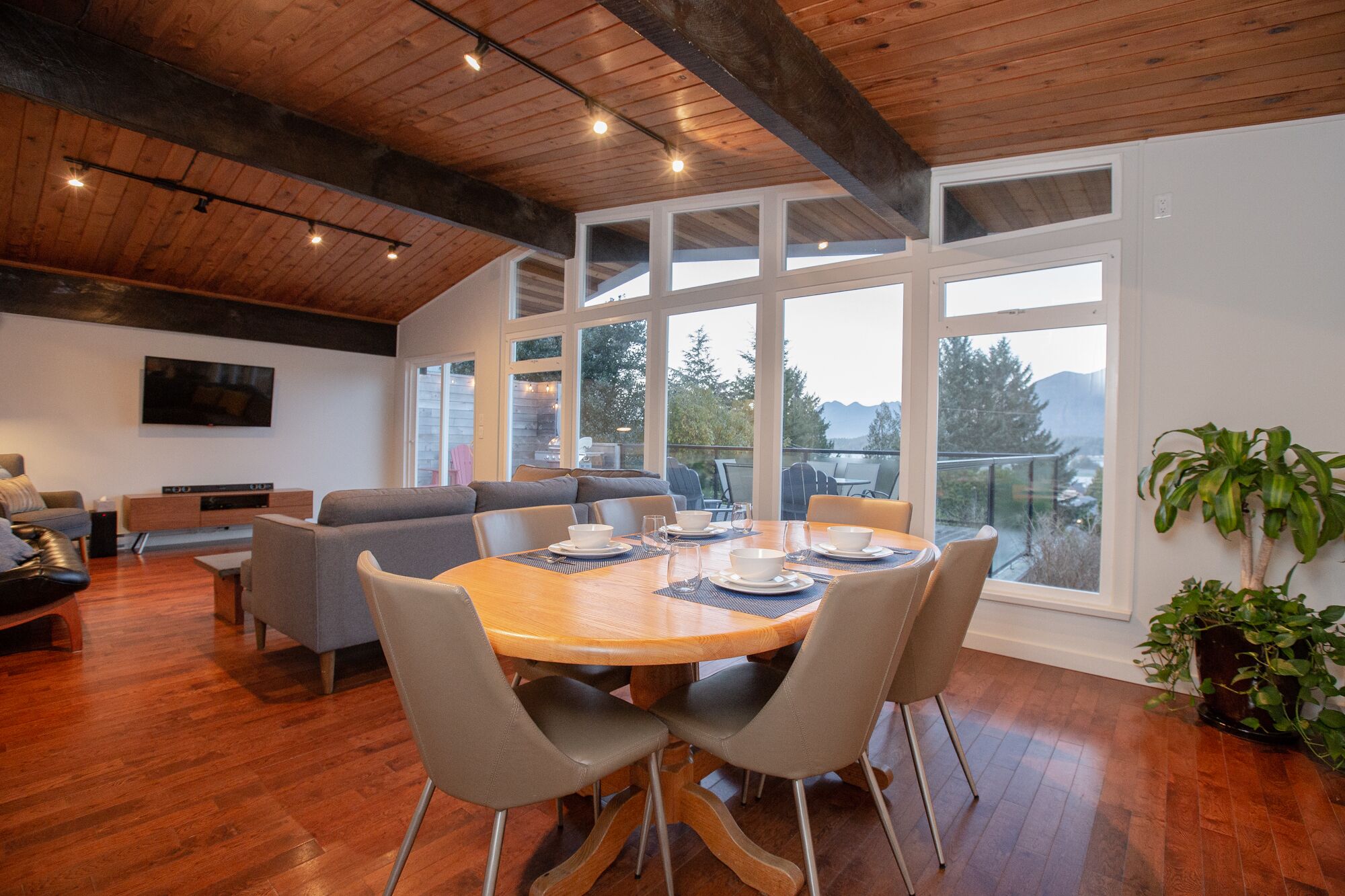 Harbour & mountain view, expansive deck, hot tub