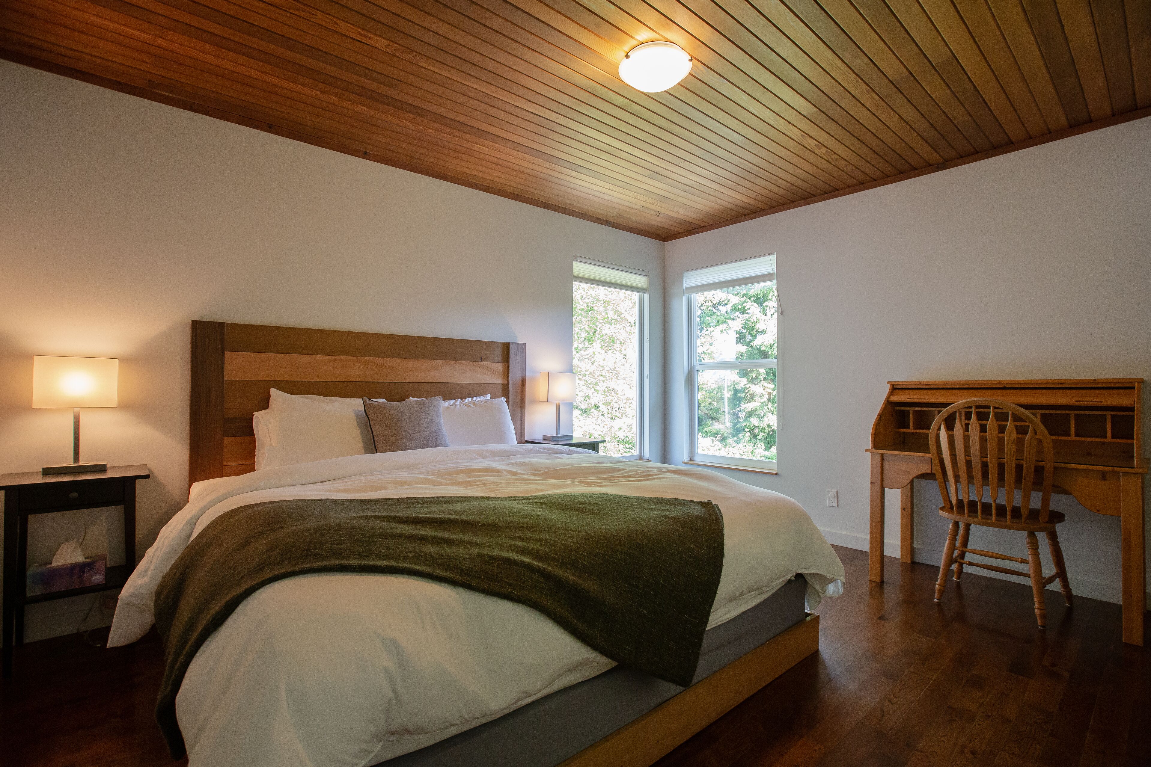 Harbour & mountain view, expansive deck, hot tub