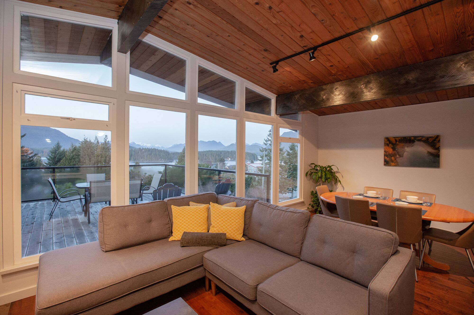 Harbour & mountain view, expansive deck, hot tub