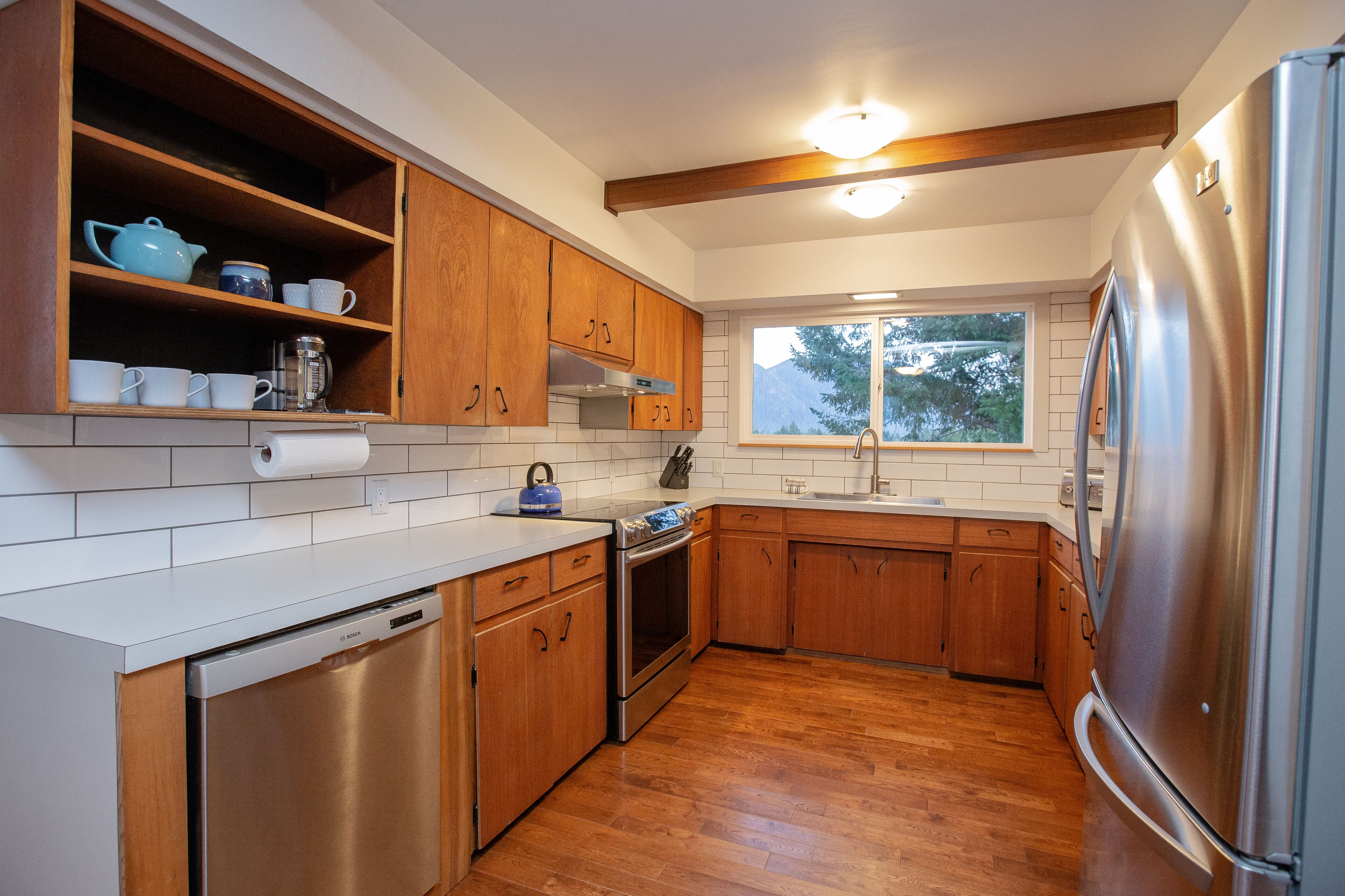 Harbour & mountain view, expansive deck, hot tub