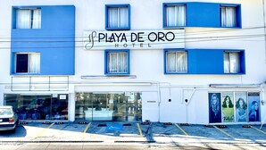 A hotel named Playa de Oro with a modern design, featuring multiple windows and a visible entrance. - Hotel Playa de Oro (Boca del Río)
