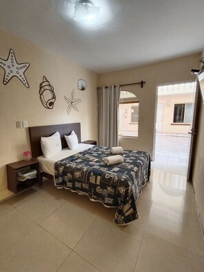 Màn/rèm cản sáng, bàn ủi/dụng cụ ủi quần áo