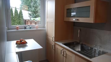 Mikrovågsugn, diskmaskin, kaffe- och tebryggare och grytor/köksredskap