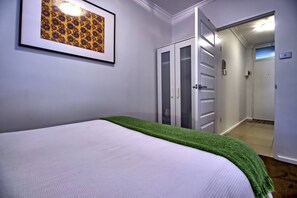 2 chambres, fer et planche à repasser, Wi-Fi, draps fournis