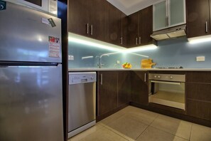 Frigorífico, microondas, horno y placa de cocina