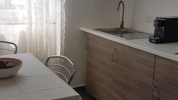 Deluxe Loft, Non Smoking | Private kitchen | Fridge, stovetop, electric kettle, cookware/dishes/utensils