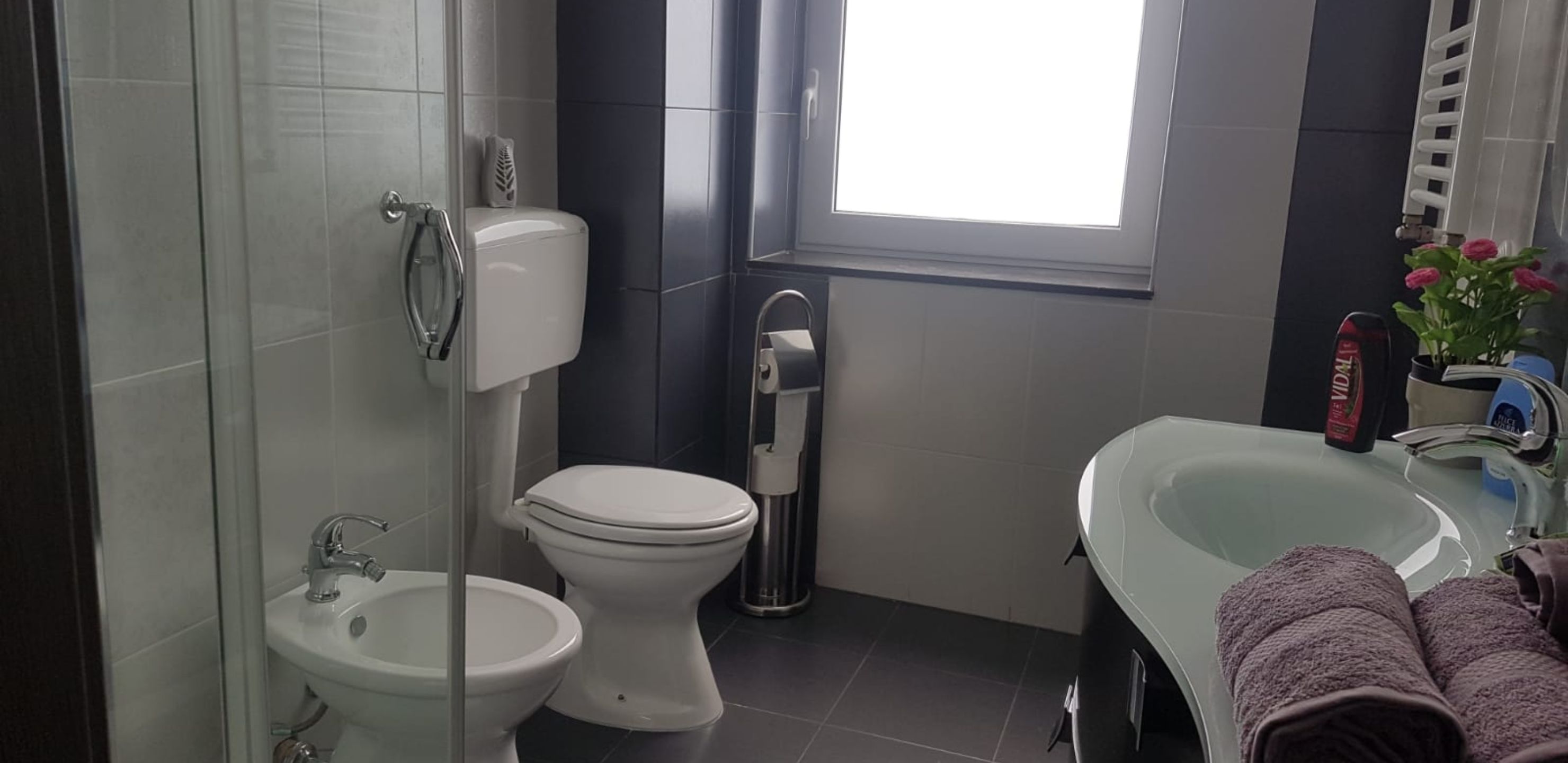 Kylpyhuone, jossa on wc, bidee ja pesuallas.