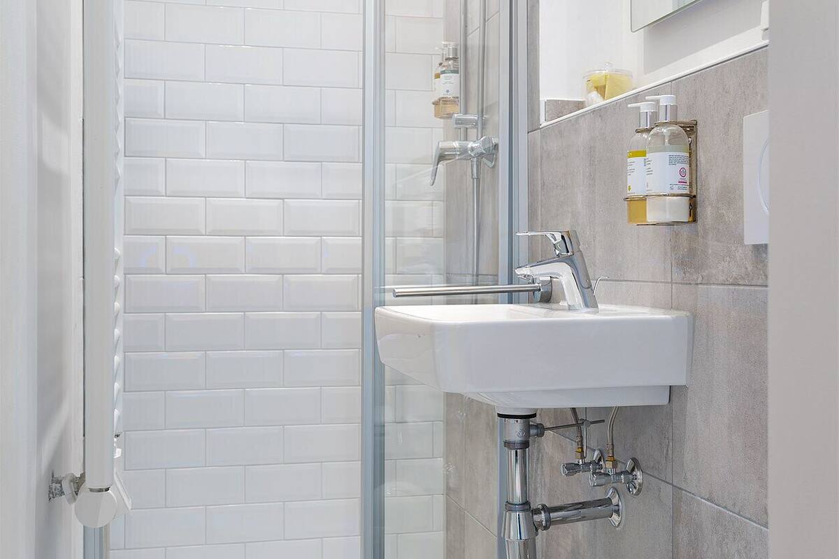 comfort single room | bathroom | shower, free toiletries, hair dryer, dressing gowns