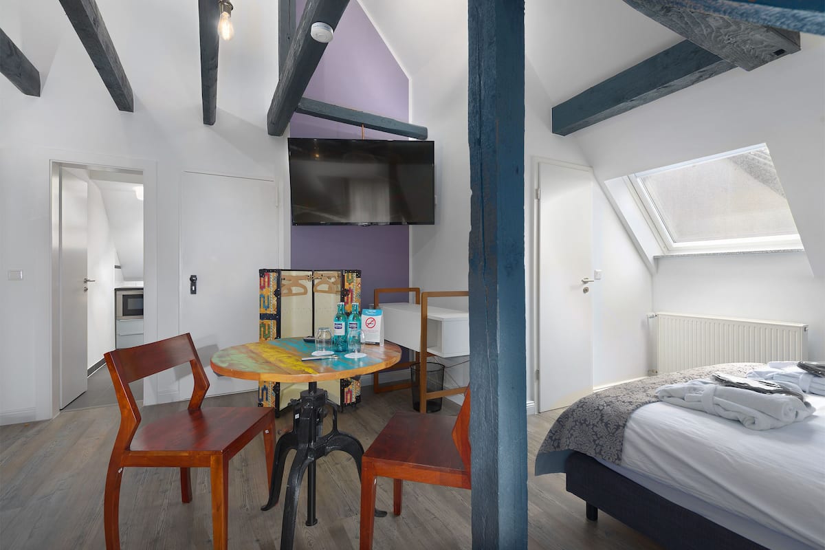 junior suite | living area | 32-inch led tv with satellite channels, tv