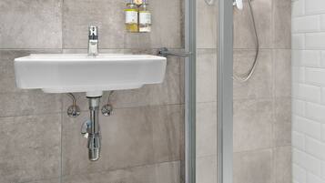 Junior Suite | Bathroom | Shower, free toiletries, hair dryer, bathrobes