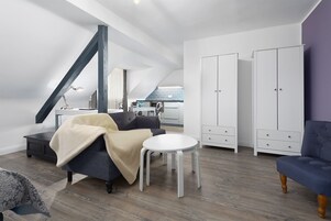 小型套房 | 起居区 | 32-英寸LED 电视 （配备卫星频道）、电视