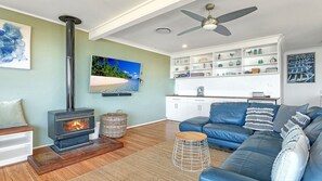Smart TV, fireplace - Silver Sands - Beachfront Vincentia (Vincentia)