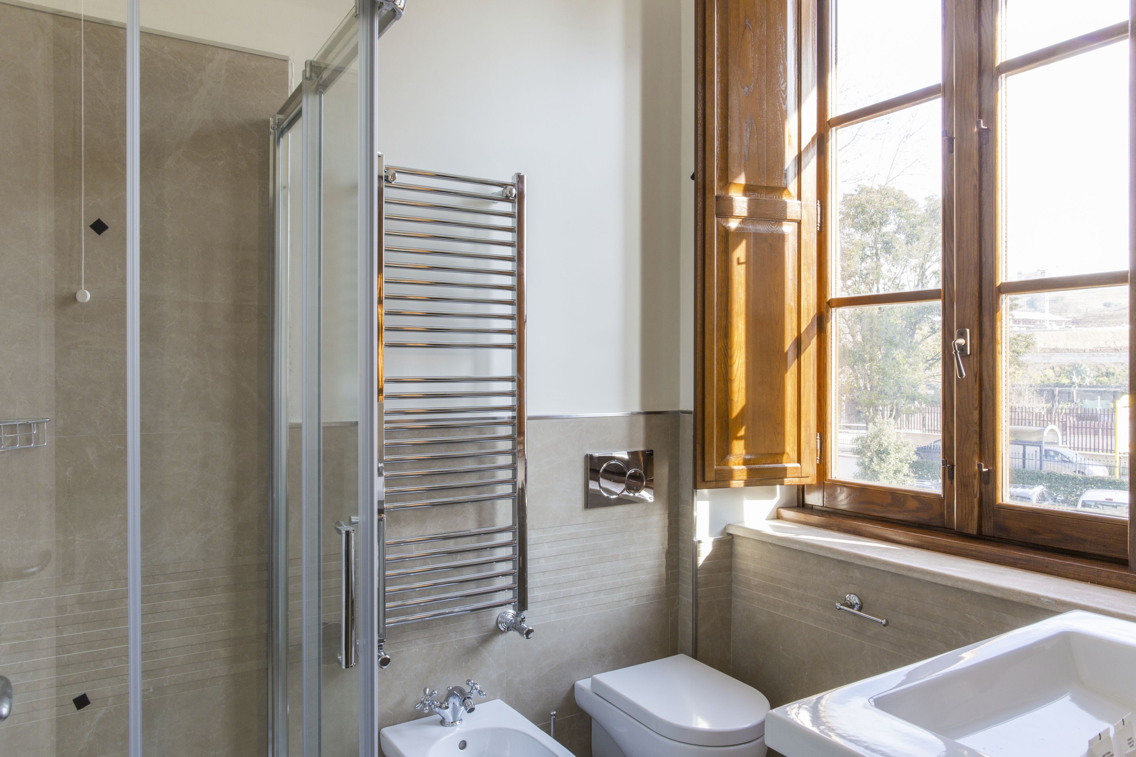 shower, rainfall showerhead, free toiletries, bidet