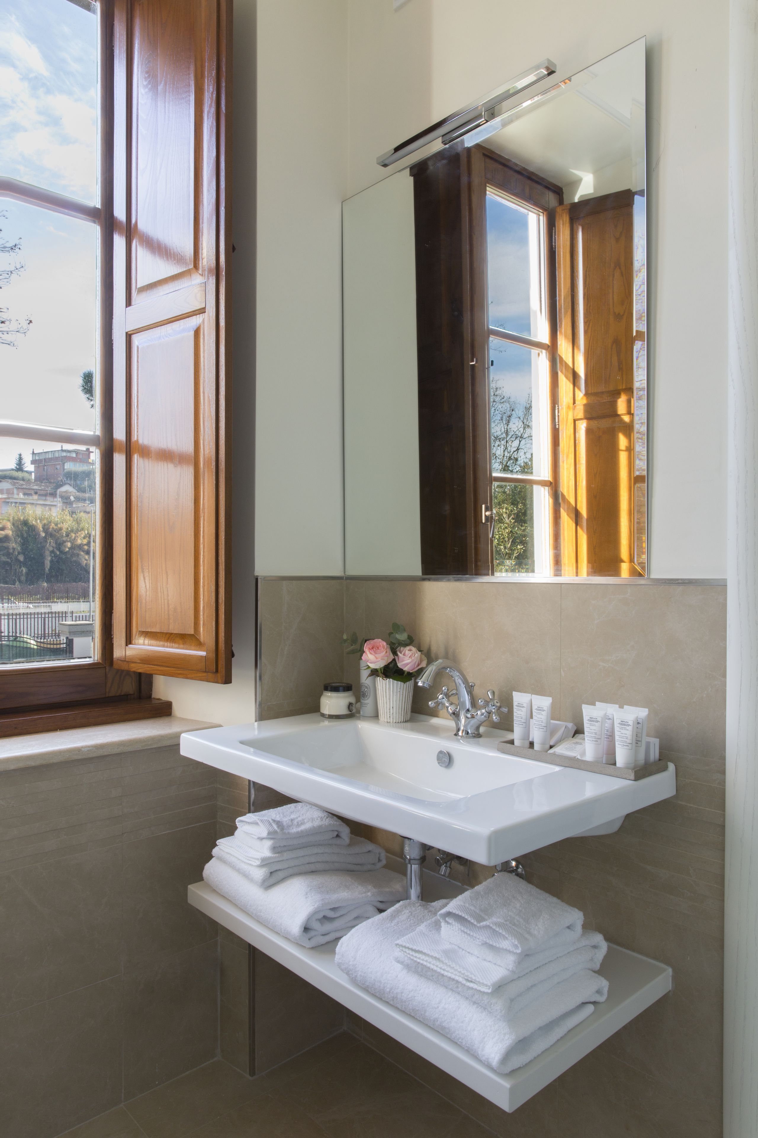 shower, rainfall showerhead, free toiletries, bidet