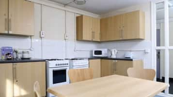 Shared kitchen | Microwave, oven, stovetop