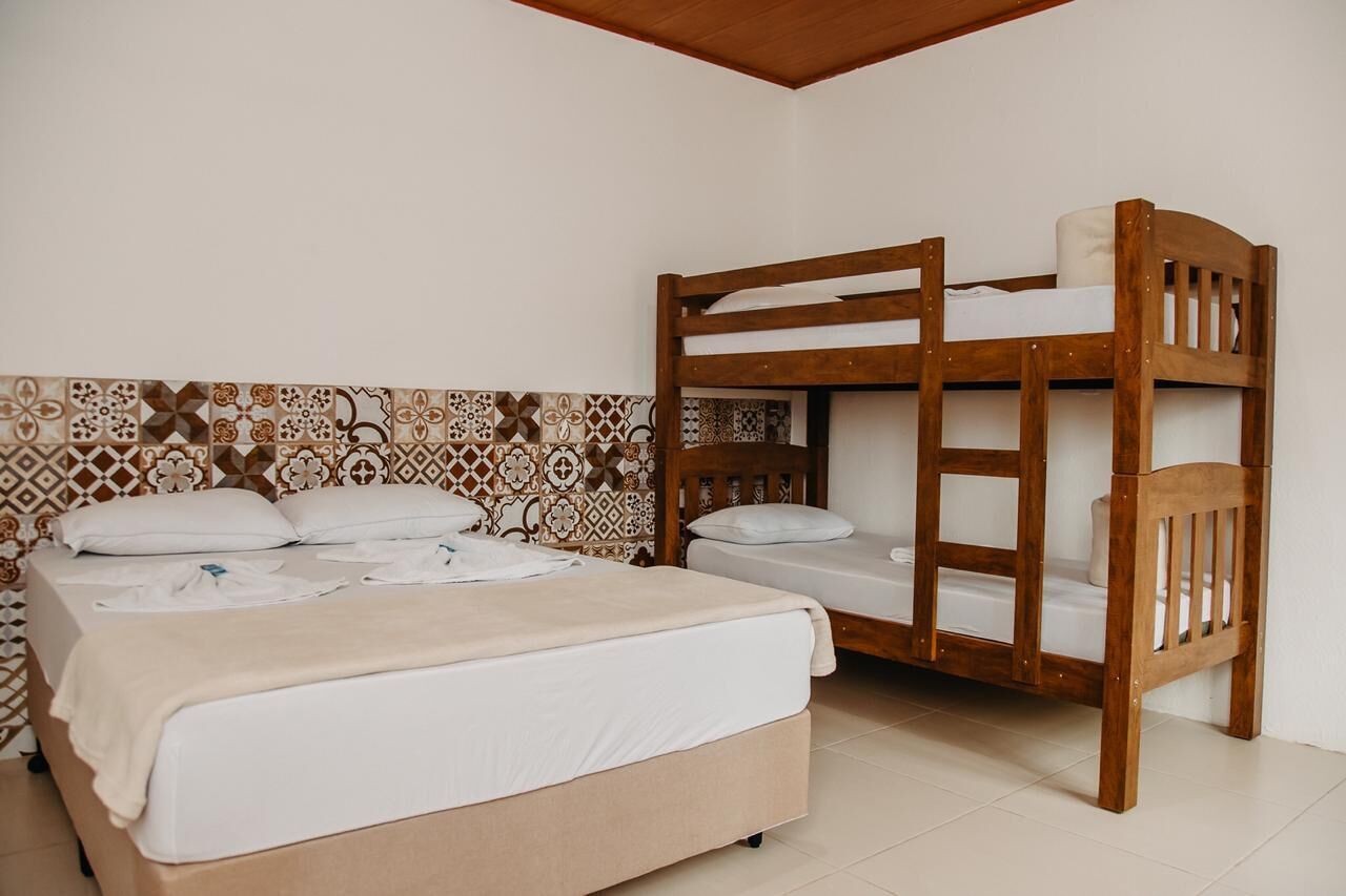 Quarto quádruplo econômico | Cortinas blackout, ferros/tábuas de passar roupa, Wi-Fi de cortesia