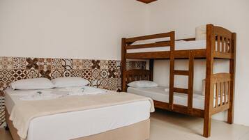 Quarto quádruplo econômico | Cortinas blackout, ferros/tábuas de passar roupa, Wi-Fi de cortesia