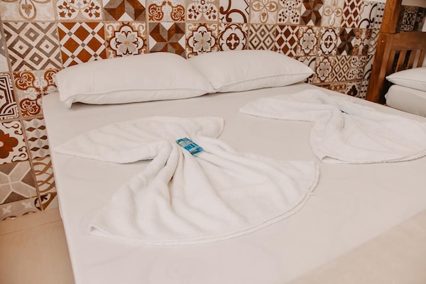 Cortinas blackout, ferros/tábuas de passar roupa, Wi-Fi de cortesia