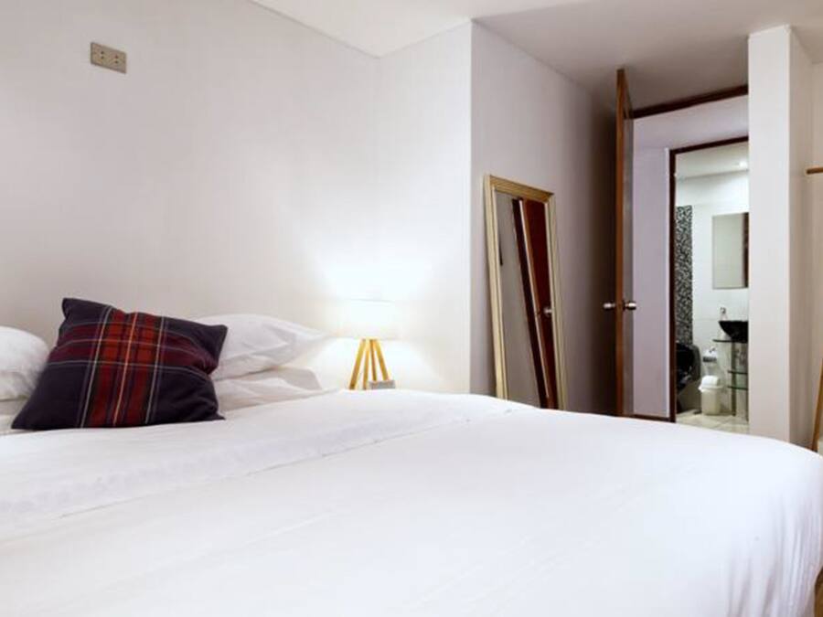 Cortinas blackout, wifi gratis y ropa de cama