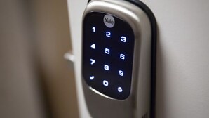 A Yale keypad lock on a door. - InkaHuset Pacasmayo (Callao)