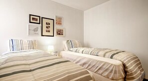 Habitació amb dos llits individuals | Cortines opaques, wifi gratuïta i roba de llit 