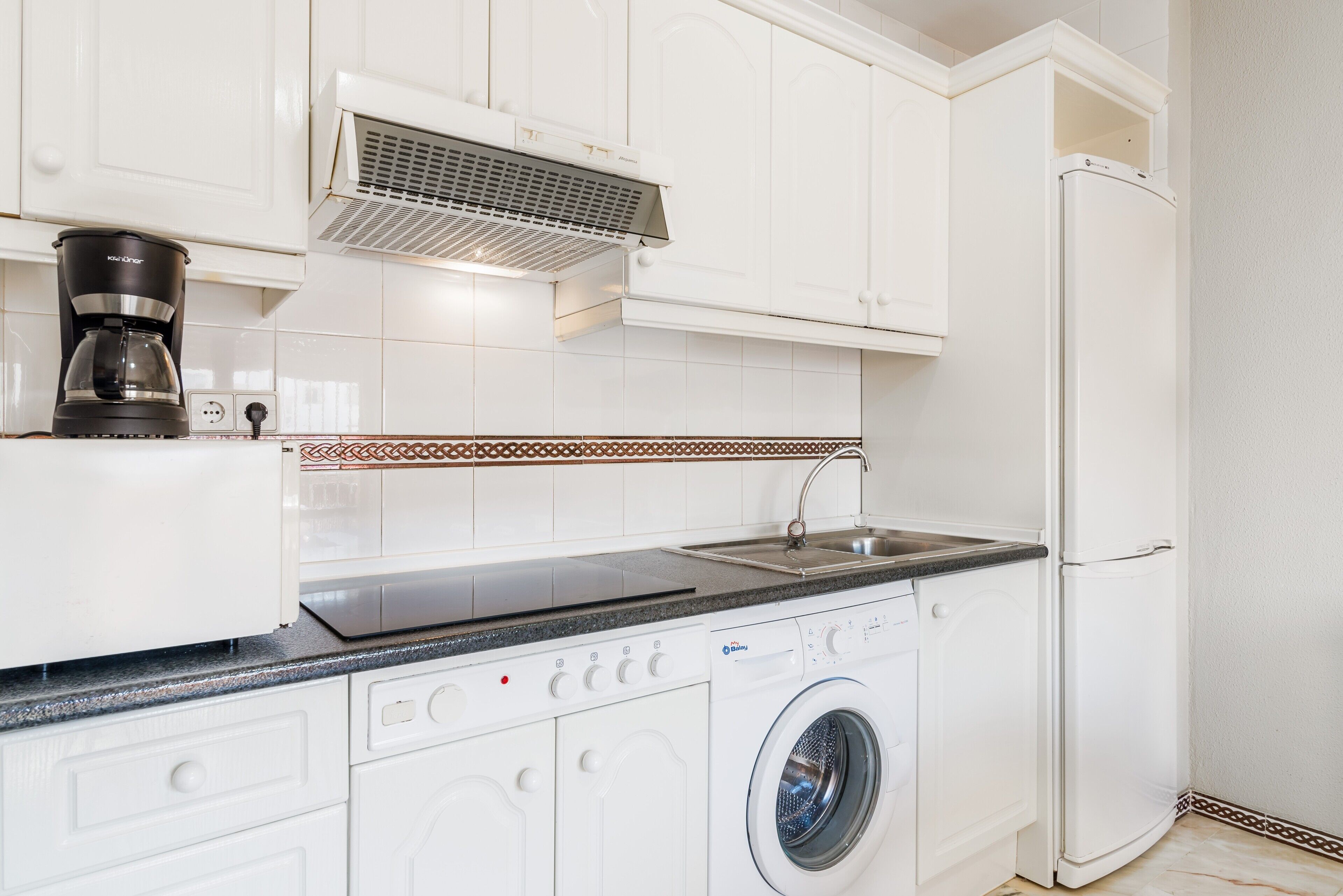 Jääkaappi, mikroaaltouuni, liesi, kahvin-/teenkeitin