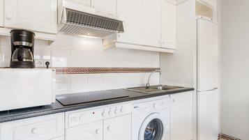 Jääkaappi, mikroaaltouuni, liesi, kahvin-/teenkeitin