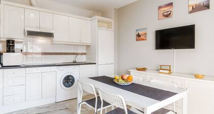 Apartment in Strandnähe mit WLAN, Klimaanlage, Pool, Terrasse und Balkon