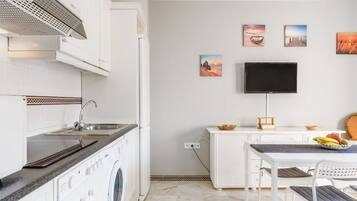 Réfrigérateur, micro-ondes, plaque de cuisson, cafetière/bouilloire