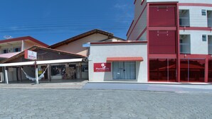 Un edificio con una recepción y un letrero que dice "Manalbelas".