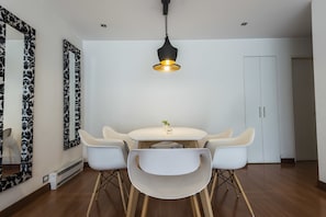 Apartamento luxo | Opções para refeição no quarto