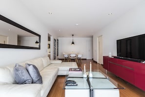 Apartamento luxo | Sala de estar | TV de tela plana