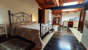 A bedroom with a bed, a dresser, and a television. - Mulino Delle Valli (Casaleone)
