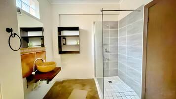 Banheira, secador de cabelo, toalhas de banho, shampoo