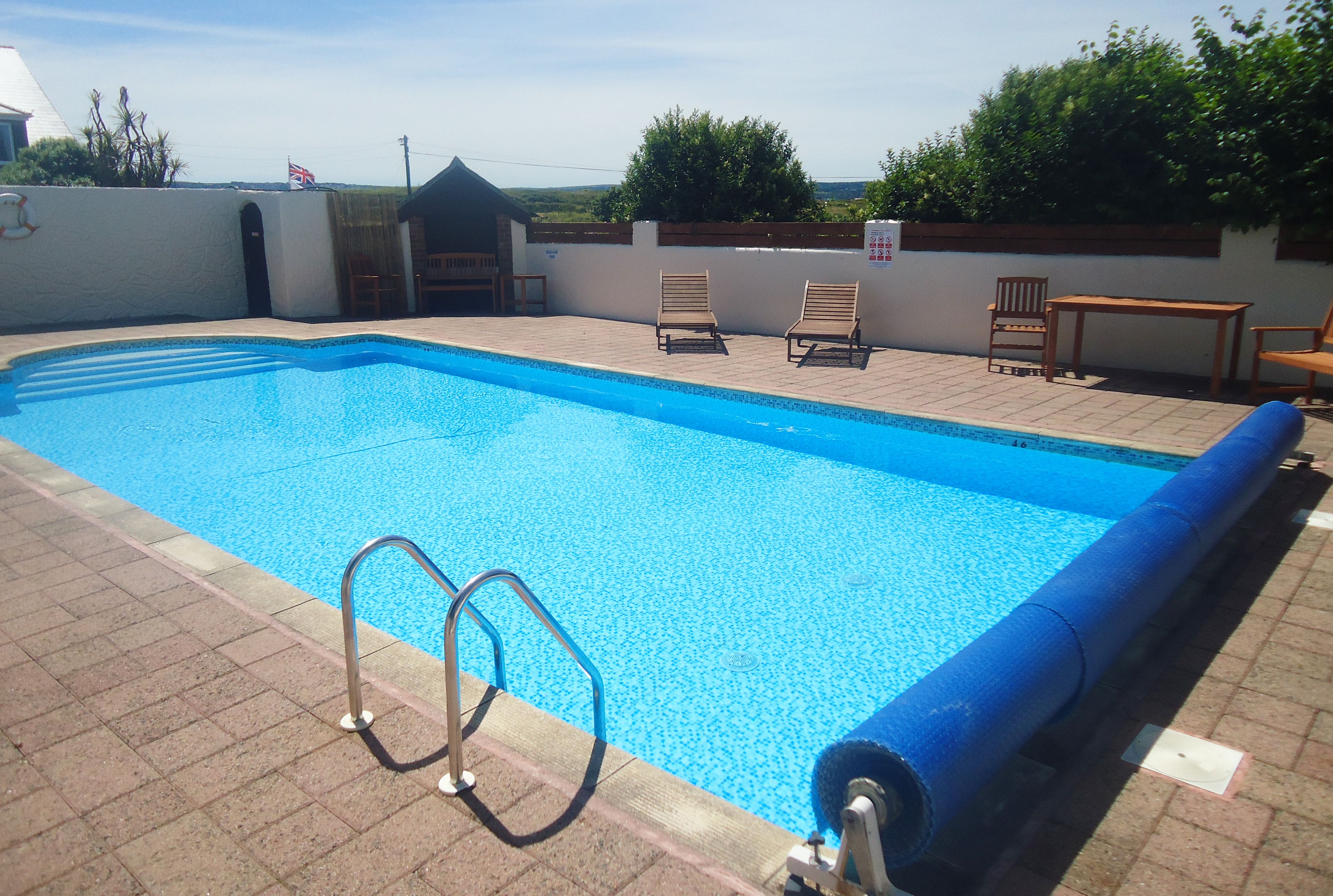 室外泳池；躺椅