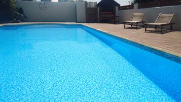 Kolam renang outdoor, dengan kursi berjemur