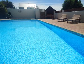 Outdoor pool, sun loungers - Mounts Bay Caravan Park (Marazion)
