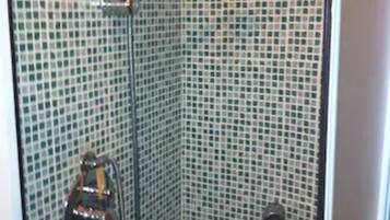 Regadera, secadora de cabello, bidet, toallas