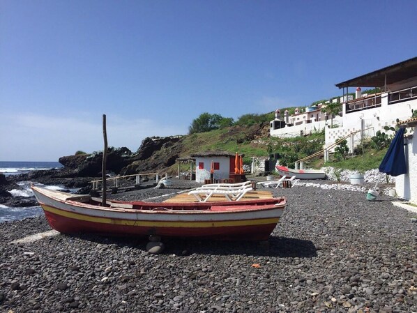 Private beach, black sand, sun-loungers, beach towels - ALDEIA TURÍSTICA BAÍA DO CORAL (Cidade Velha)