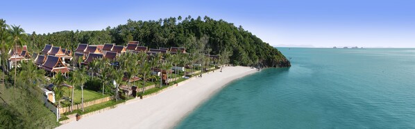 På stranden, solstolar och strandhanddukar