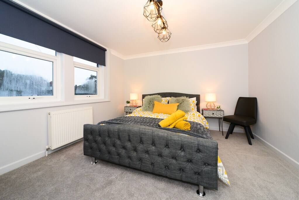 2 bedrooms, desk, iron/ironing board, WiFi