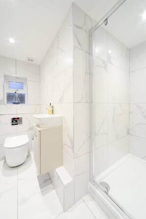 Free toiletries, hair dryer, towels - ⭐⭐⭐⭐⭐ Super Cool Apartment Parking, Netflix & WiFi (Poole)