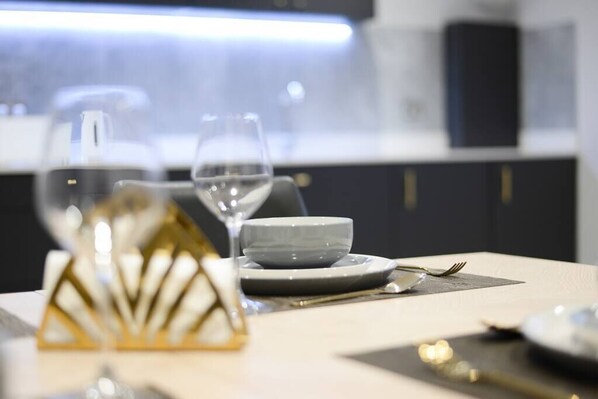 Dining - ⭐⭐⭐⭐⭐ Super Cool Apartment Parking, Netflix & WiFi (Poole)