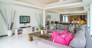 Fernseher, DVD-Player, Stereoanlage